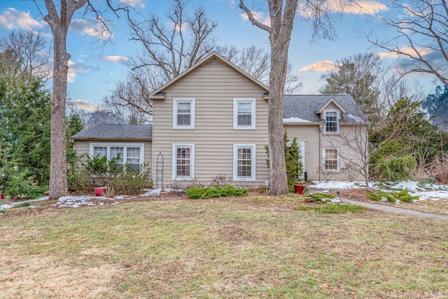 view of front of home featuring a front yard