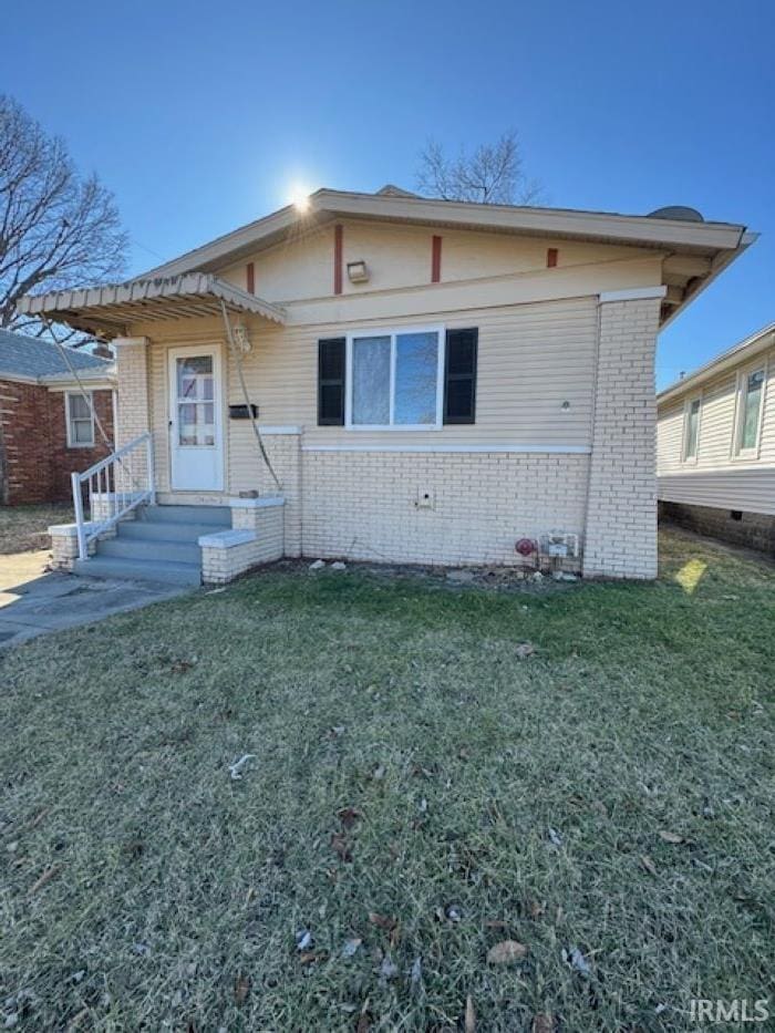 view of front of property with a front yard