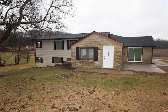 view of front of property featuring a patio and a front lawn