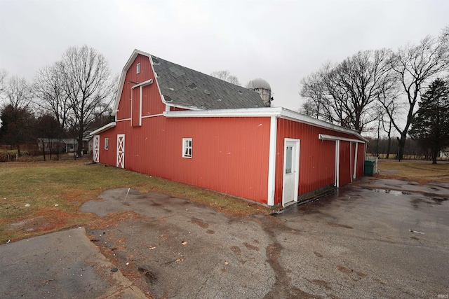 view of side of property featuring an outdoor structure