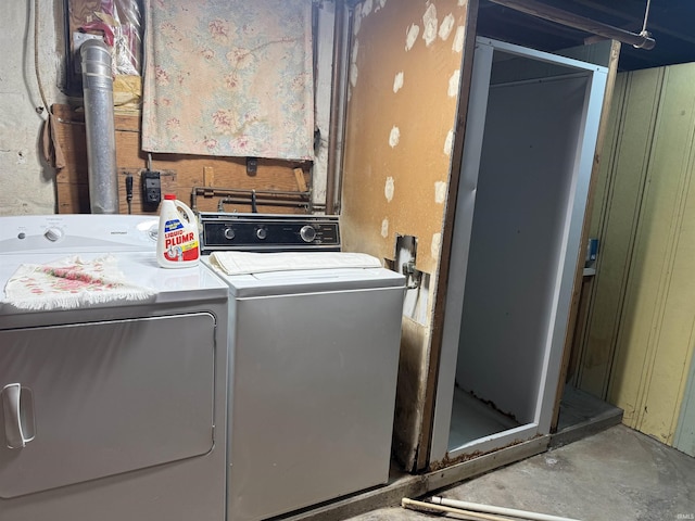 clothes washing area featuring washing machine and dryer