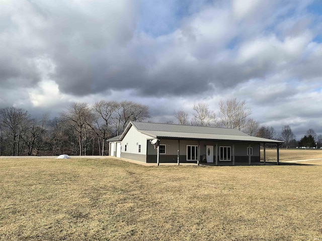 view of front of house with a front lawn