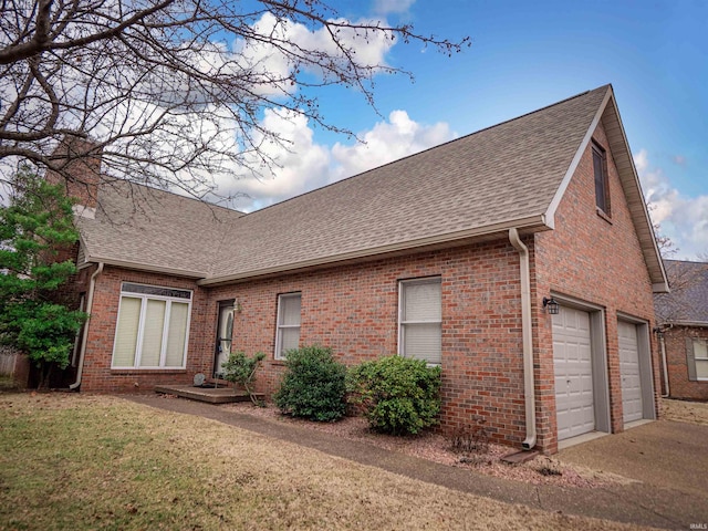 view of front facade with a garage and a front yard