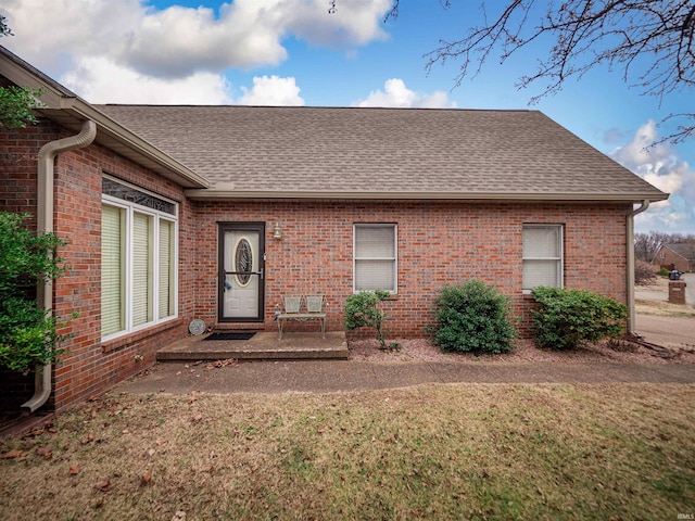 view of front of property with a front yard