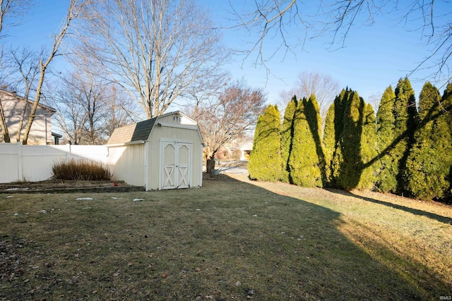 view of yard featuring a shed