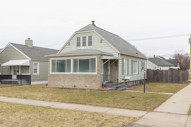 bungalow featuring a front lawn