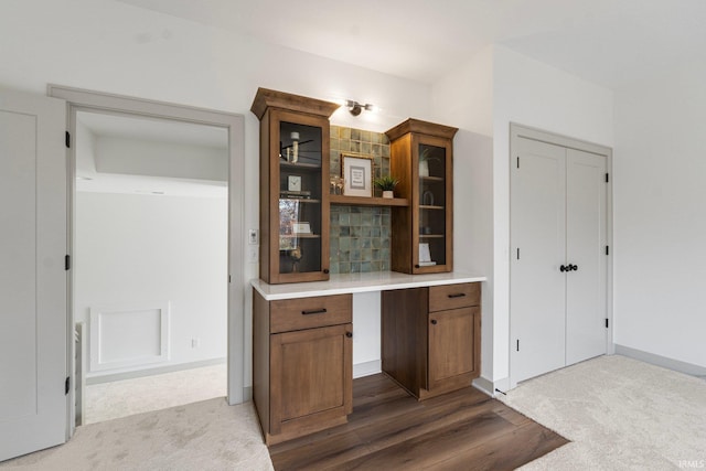 bar with carpet flooring and decorative backsplash