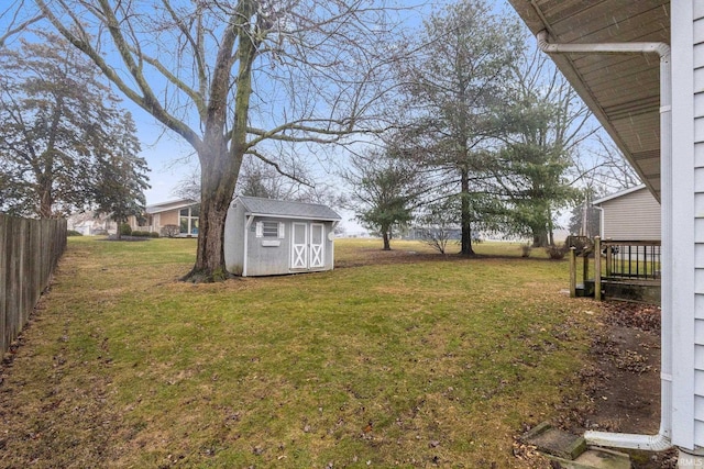 view of yard with a storage unit