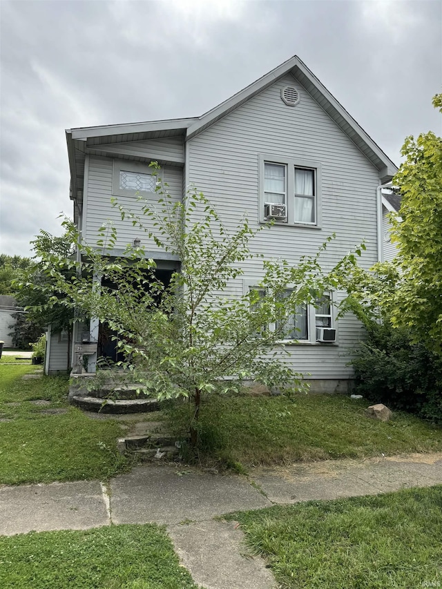 view of front facade featuring a front lawn