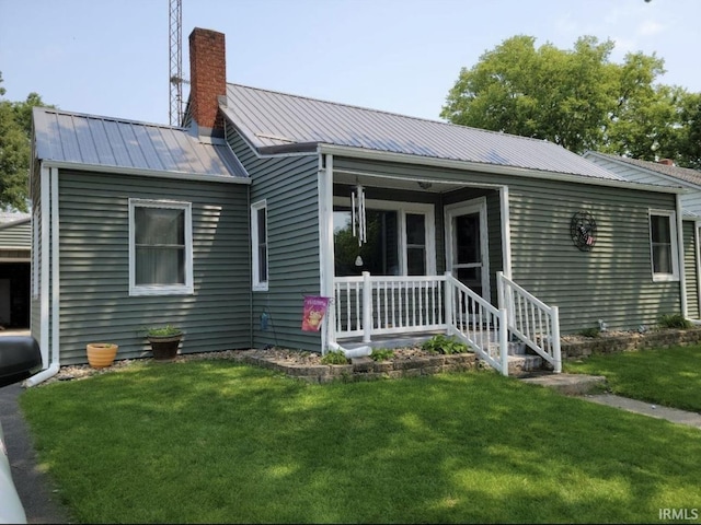 view of front of property featuring a front yard