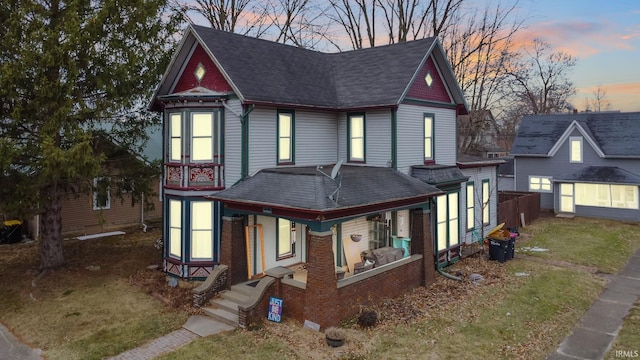 view of front of home featuring a lawn