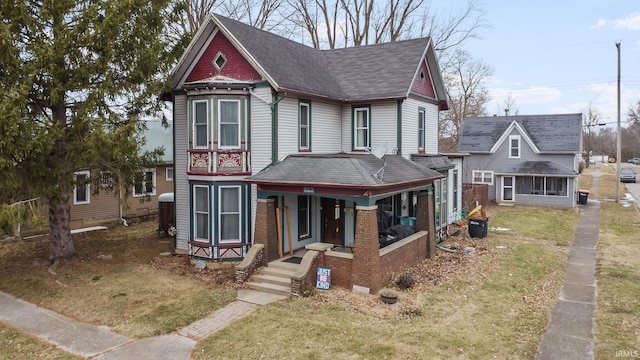 view of front facade with a front yard