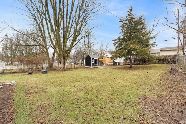 view of yard featuring a shed