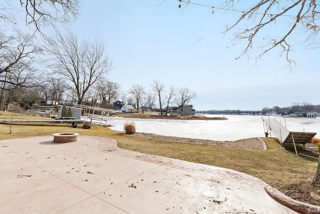 view of yard with a fire pit