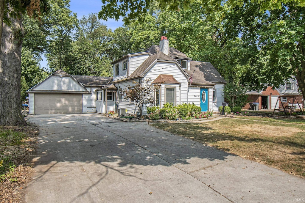 view of front of home featuring a front yard