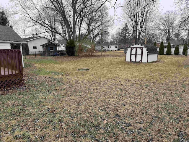 view of yard featuring a storage unit