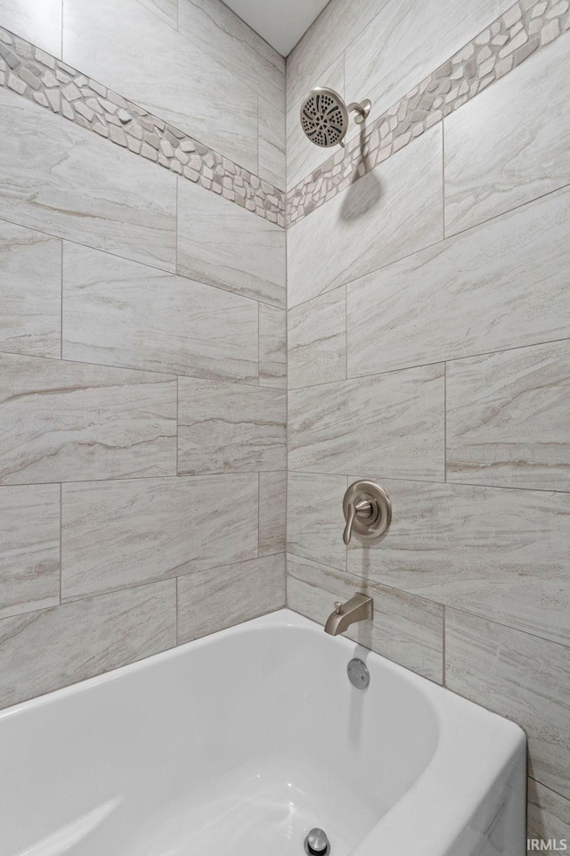 bathroom with tiled shower / bath combo