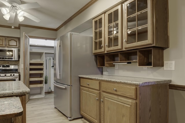 kitchen featuring crown molding, stainless steel appliances, light hardwood / wood-style floors, and ceiling fan