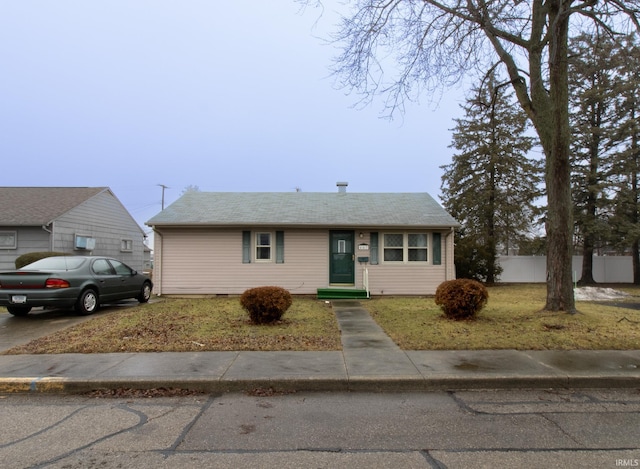 view of front facade featuring a front yard