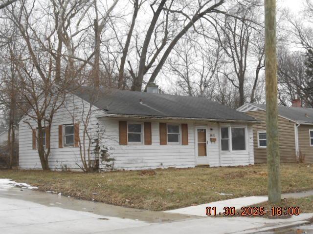 ranch-style house with a front yard