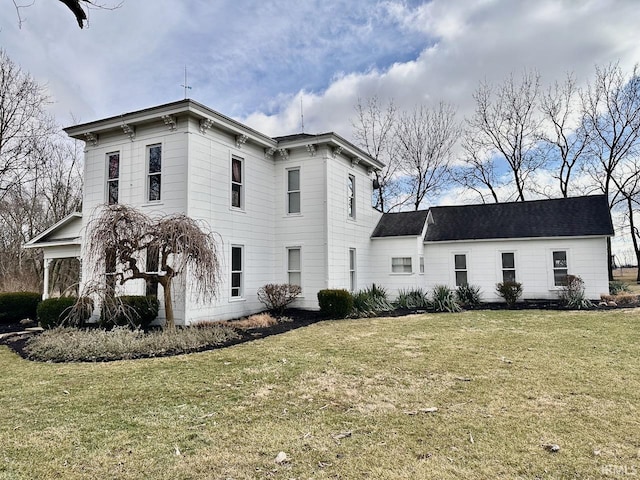 view of front facade featuring a front lawn