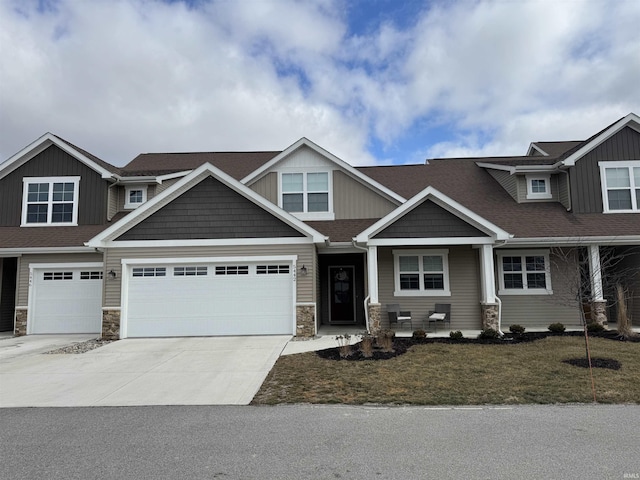 craftsman inspired home featuring a front lawn