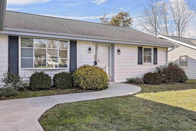 view of front facade featuring a front yard