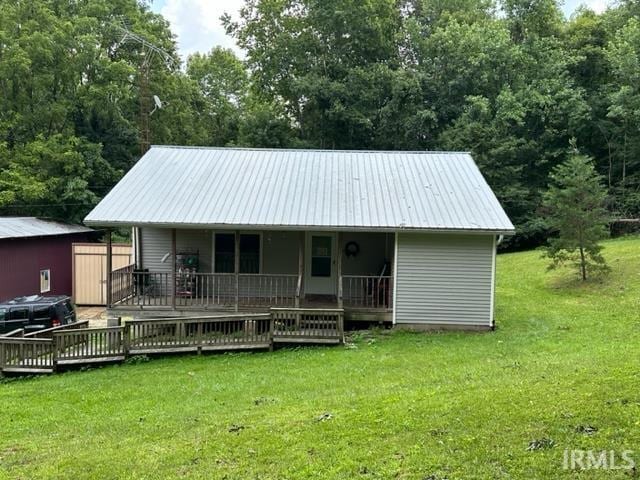 view of front of home with a front lawn