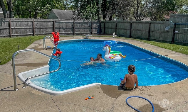 view of swimming pool