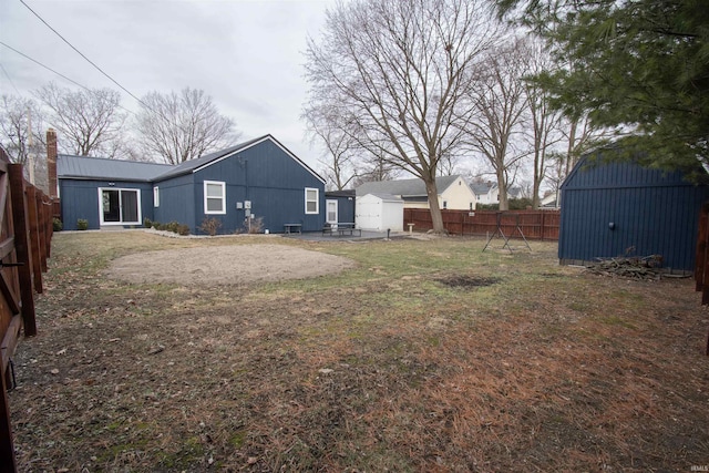 view of yard with a shed