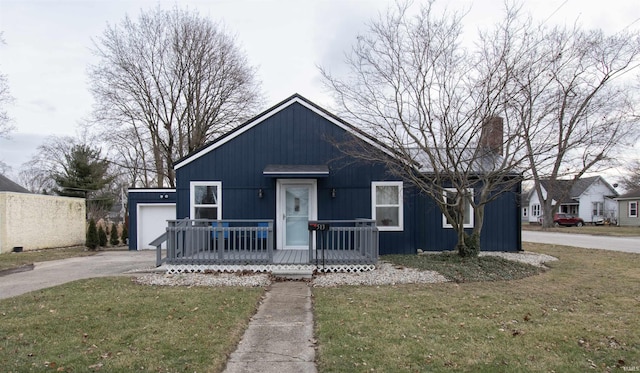 view of front facade featuring a garage, a front lawn, and covered porch