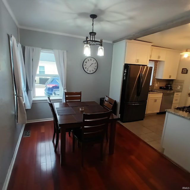 dining room featuring hardwood / wood-style floors, a notable chandelier, and ornamental molding