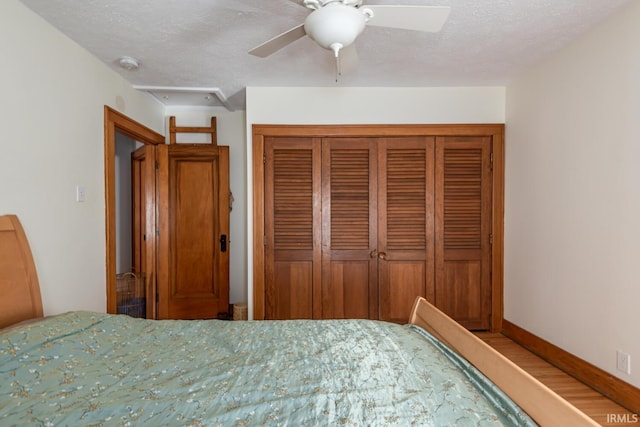 bedroom with ceiling fan, a textured ceiling, and a closet