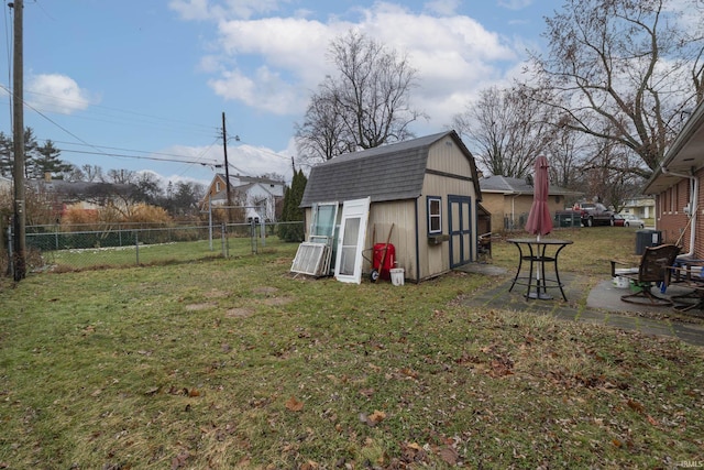 view of yard featuring a shed