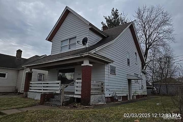 view of front of property featuring a front yard and covered porch