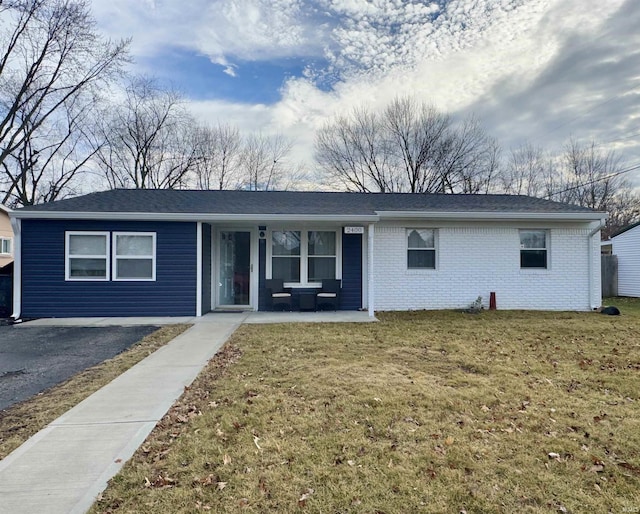 single story home with a front lawn