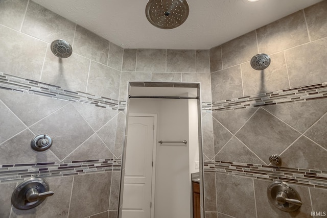 bathroom featuring tiled shower