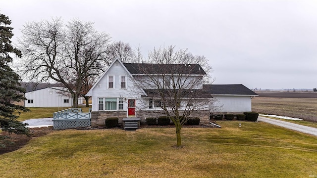 view of front of house featuring a front lawn