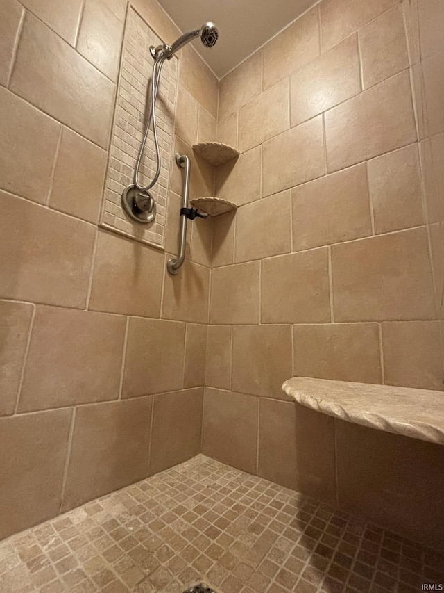 bathroom featuring a tile shower