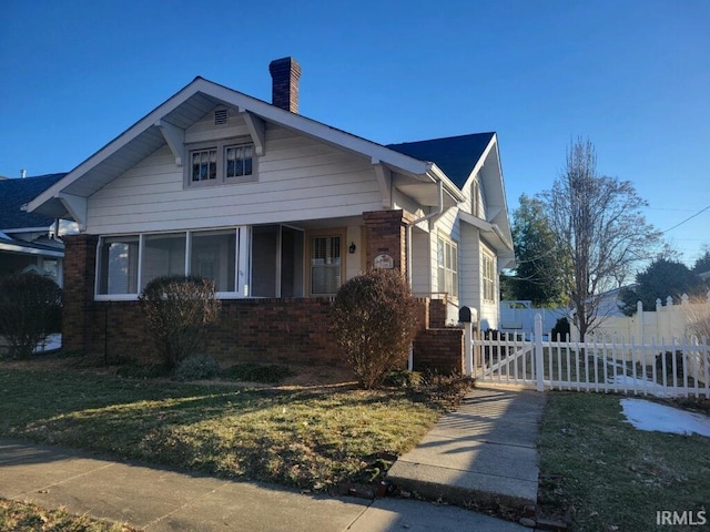 bungalow featuring a front yard