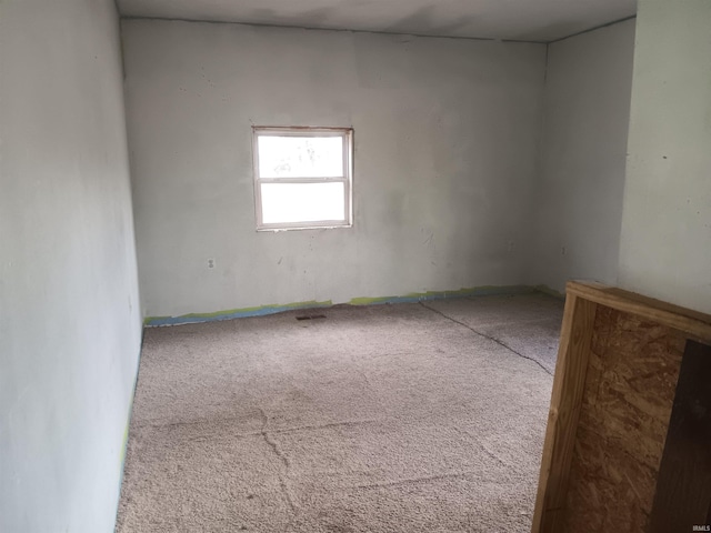 unfurnished room with carpet flooring