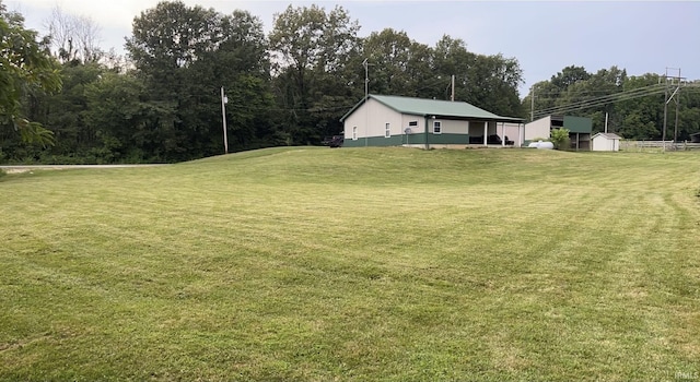 view of yard featuring an outbuilding