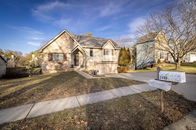 view of front of home featuring a front yard