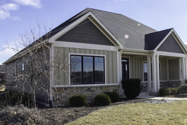 view of front of property featuring a front lawn