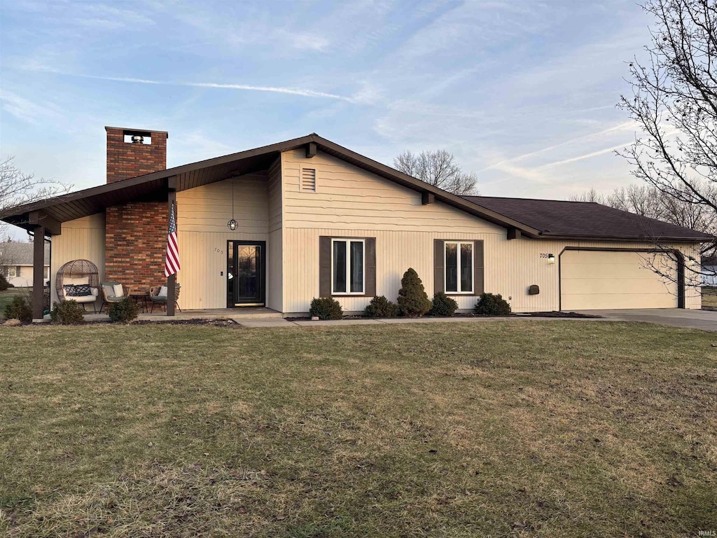 view of front facade featuring a garage and a front yard