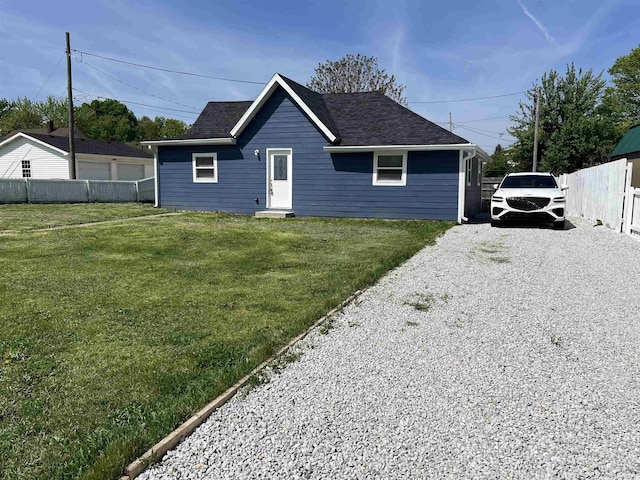 view of front facade featuring a front lawn