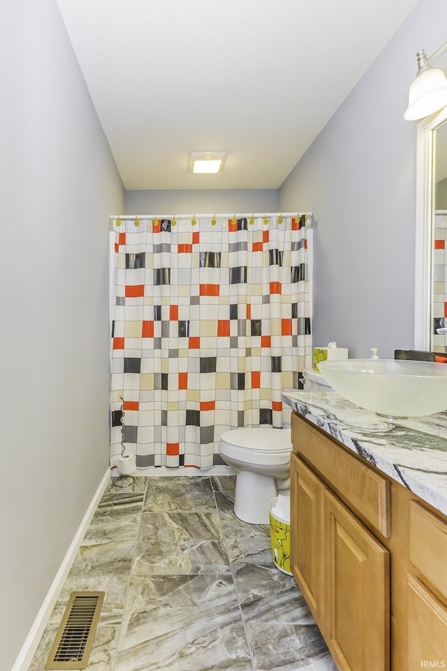 bathroom with a shower with curtain, vanity, and toilet