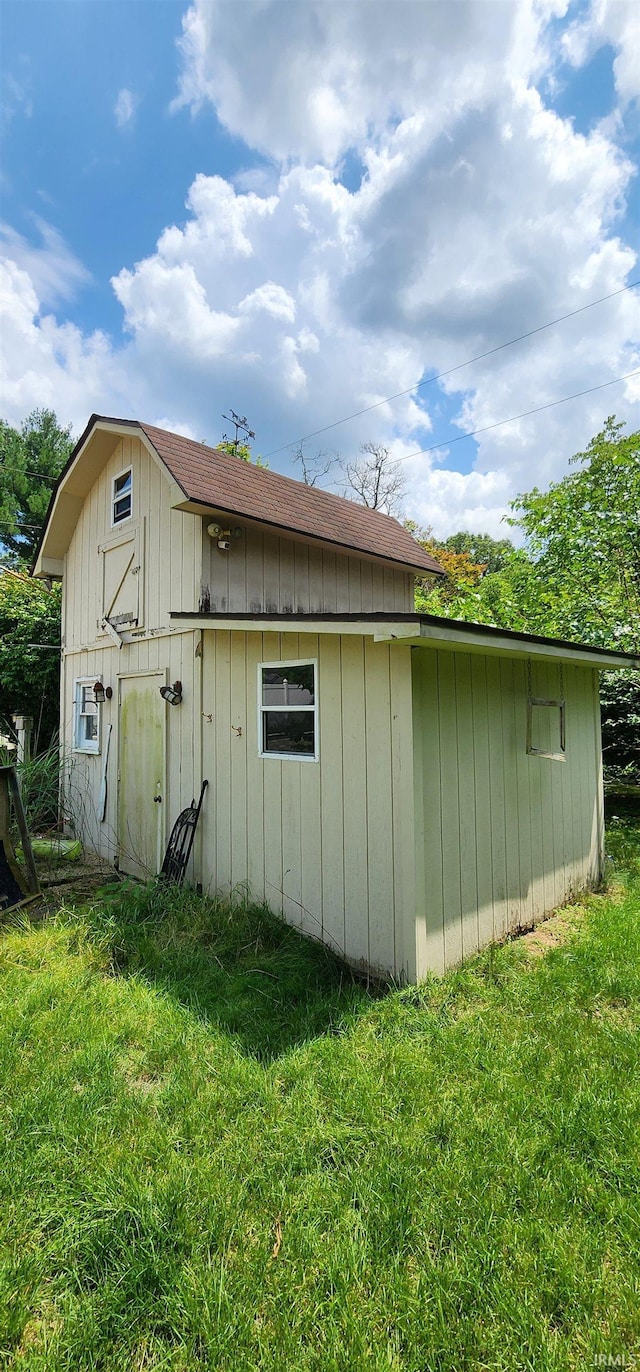 view of outdoor structure with a lawn