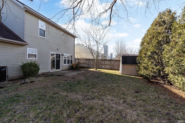 view of yard with a shed