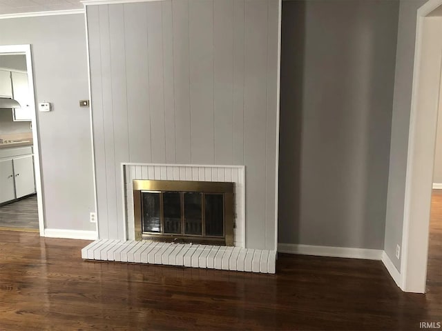 room details with cooktop, hardwood / wood-style floors, and a fireplace